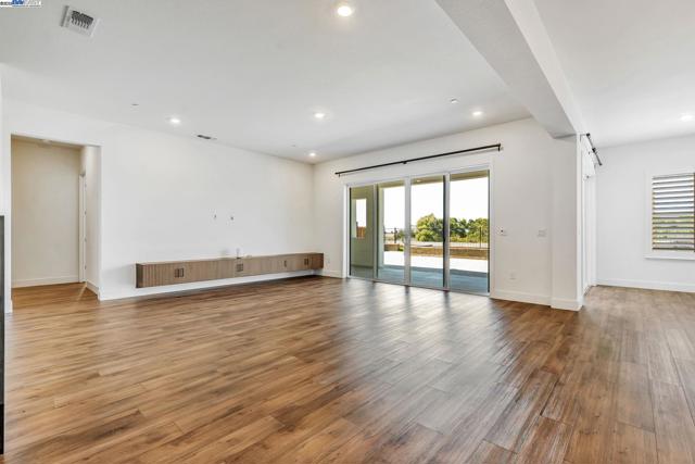 665 River Bend Dr, Lathrop CA: https://media.crmls.org/mediaz/8ce3ea87-0a14-4f42-a2f4-edecbe047bea.jpg