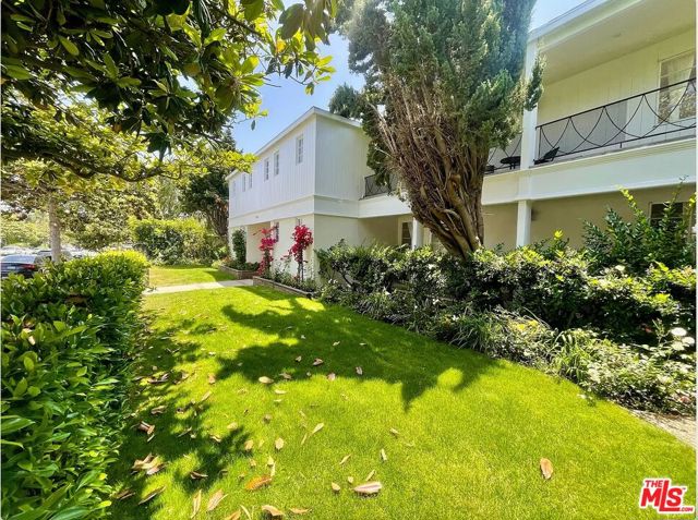 1212 10th Street, Santa Monica CA: https://media.crmls.org/mediaz/8ce43221-e9c2-4df6-8999-a940a4cfca7b.jpg