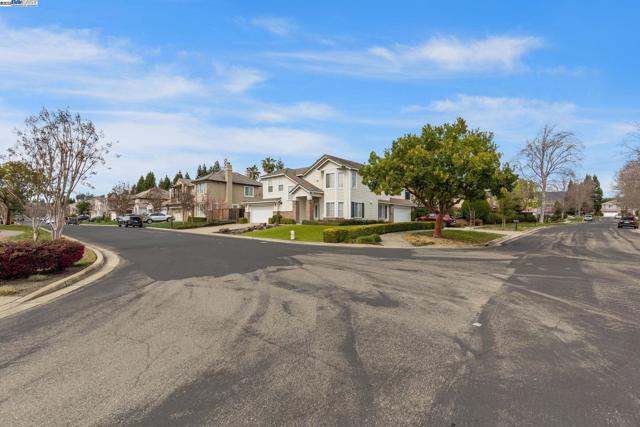 143 Shelterwood Ln, Danville CA: https://media.crmls.org/mediaz/8ce510e9-920d-48ad-aece-43c0c6456296.jpg