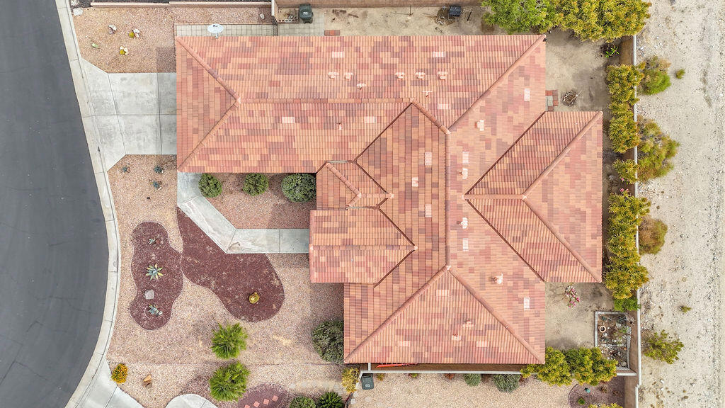 https://media.crmls.org/mediaz/8ce561d4-5a65-4f67-b362-018a95b52706.jpg?preset=X-Large