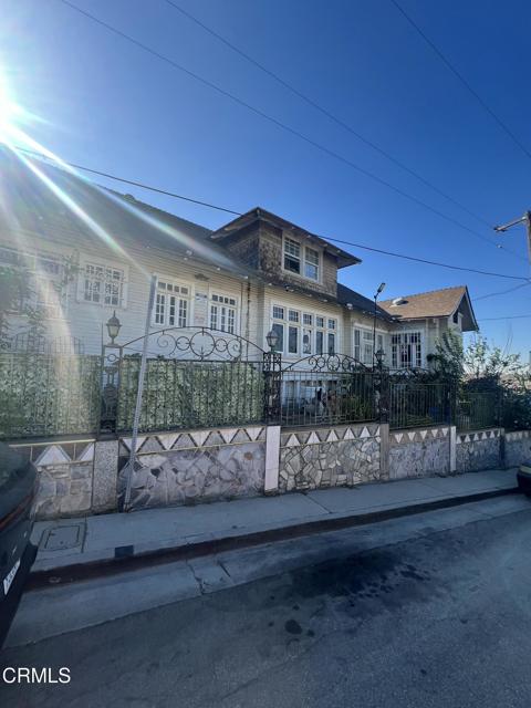 1324 Volney Drive, Los Angeles CA: https://media.crmls.org/mediaz/8ce6b190-aa91-468b-bf6d-aabbb7e93755.jpg