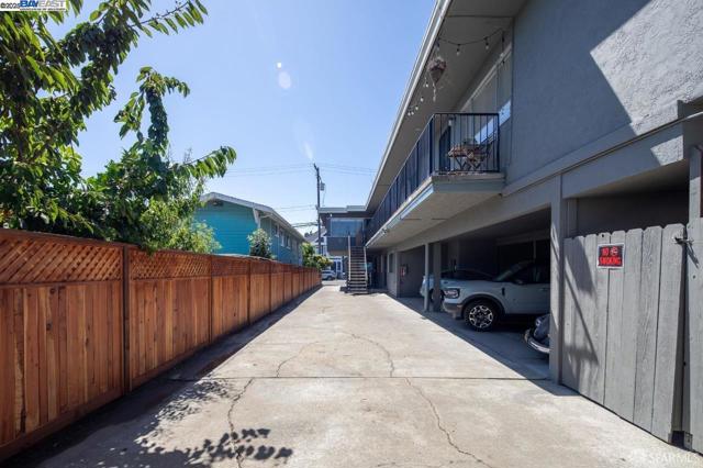 537 Pacific Avenue, Alameda CA: https://media.crmls.org/mediaz/8ce6ef4c-b2b0-4573-ba56-01ba4088d8cd.jpg