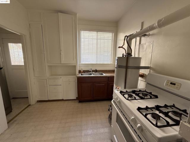 3999 Clarke, Oakland CA: https://media.crmls.org/mediaz/8ce70e37-34e4-4ef2-96b8-6a2197e215e2.jpg