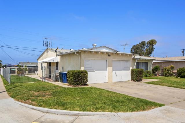 742 Jefferson Avenue, Chula Vista CA: https://media.crmls.org/mediaz/8ce7c54f-7938-4f2e-ae11-ef517b0c3c10.jpg