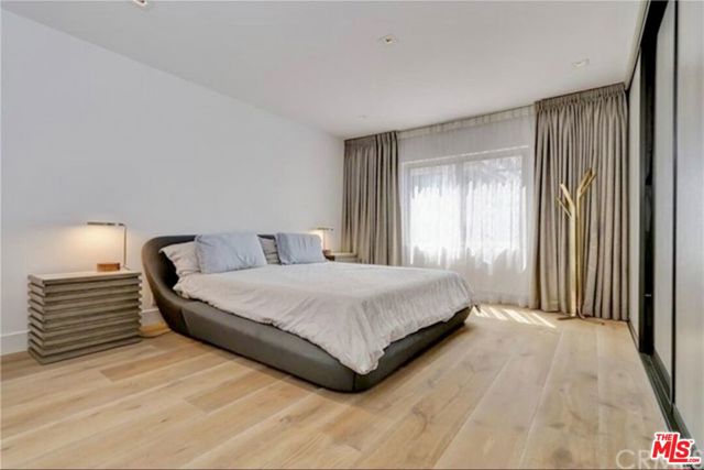 439 N Doheny Drive, Beverly Hills CA: https://media.crmls.org/mediaz/8ce7f9be-1ce0-44f5-8956-efc0cbc56f33.jpg