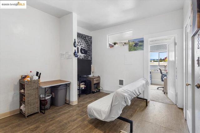 498 25th Street, Oakland CA: https://media.crmls.org/mediaz/8ce942d7-0204-4940-8625-f67d952fc5ba.jpg