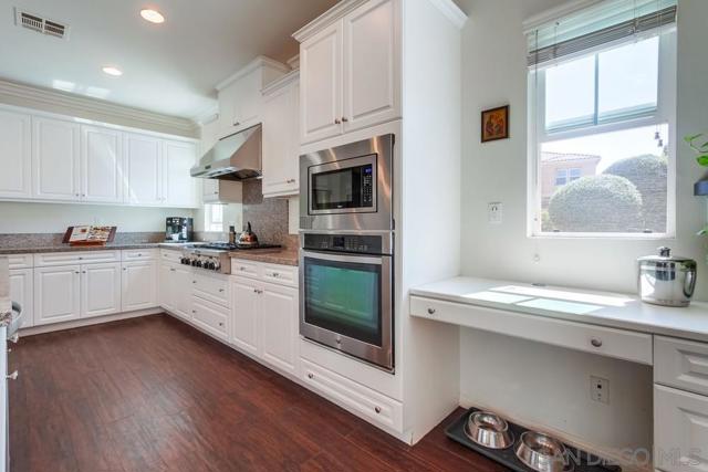 908 Hydra Ct, San Marcos CA: https://media.crmls.org/mediaz/8ce96300-0950-40db-9510-9abbc71d3260.jpg