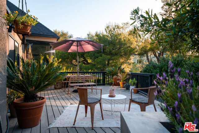 25761 Vista Verde Drive, Calabasas CA: https://media.crmls.org/mediaz/8cea45b5-97e4-4d8a-ac13-424e92615cb5.jpg