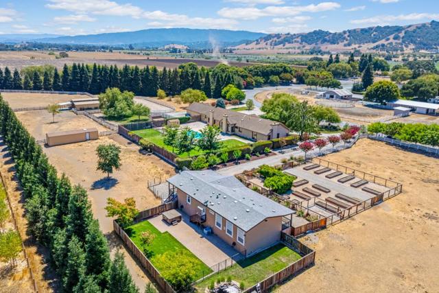 12320 Highland Estates Lane, San Martin CA: https://media.crmls.org/mediaz/8cec27c4-90d4-4cfe-be3a-ee7ea2a5b071.jpg