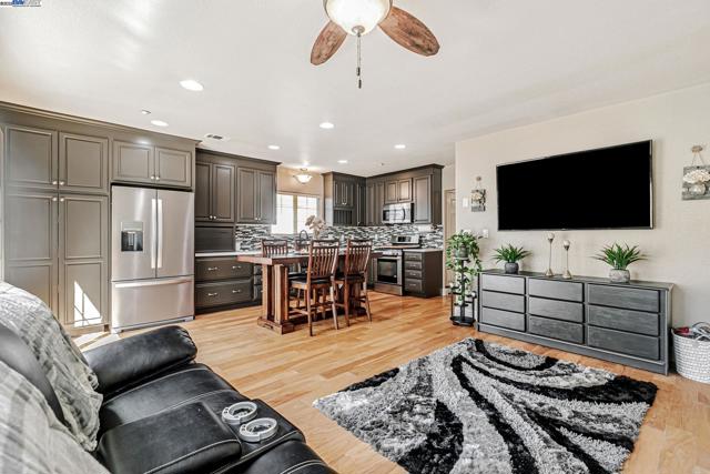 337 I St, Fremont CA: https://media.crmls.org/mediaz/8cec30dc-7457-4b03-abd9-7e226c39abc4.jpg