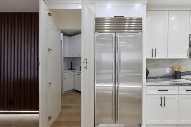 700 Front St, San Diego CA: https://media.crmls.org/mediaz/8ced1845-d99a-43cf-b403-2e8c0d52956d.jpg