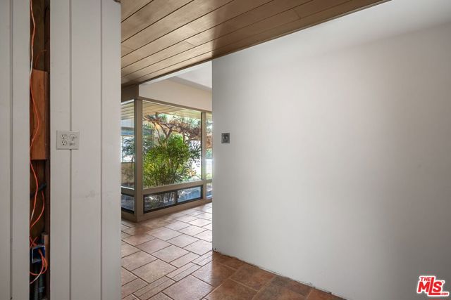 8400 Encino Avenue, Northridge CA: https://media.crmls.org/mediaz/8cedc0ab-4286-4c73-8d7e-82037be33690.jpg