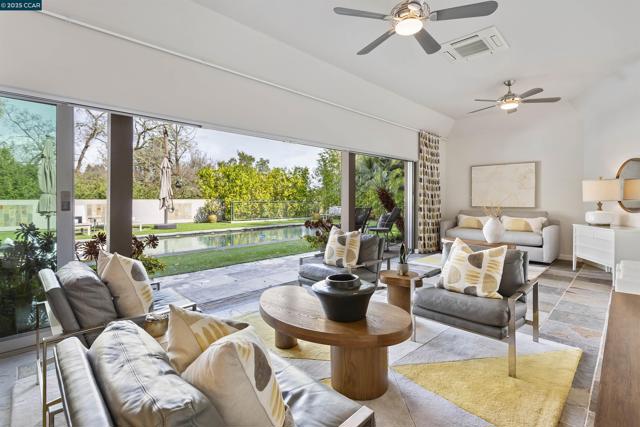 1121 Estates Dr, Lafayette CA: https://media.crmls.org/mediaz/8cee2f54-0151-43f5-915d-9402603829b1.jpg