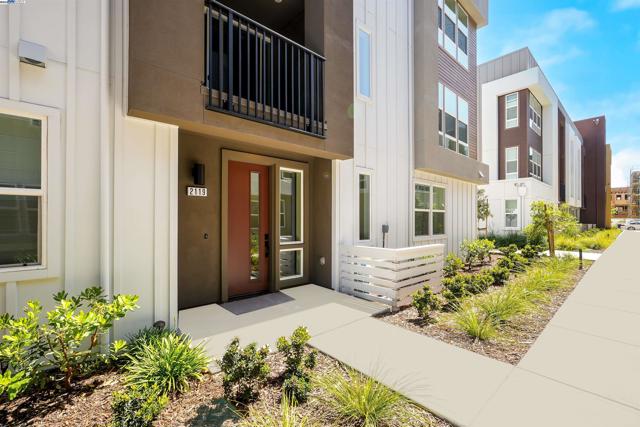 2119 Stanford Street, Alameda CA: https://media.crmls.org/mediaz/8cee7235-edba-412a-8df1-48d55fd78a5d.jpg