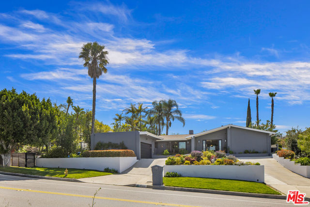 8400 Mulholland Drive, Los Angeles CA: https://media.crmls.org/mediaz/8cef3f55-d357-41e5-ae0e-c4800ec43b96.jpg