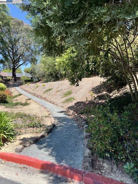 2418 Twinflower Ct, Martinez CA: https://media.crmls.org/mediaz/8cef44fc-b1a0-41d4-8d31-de7b1c82924f.jpg