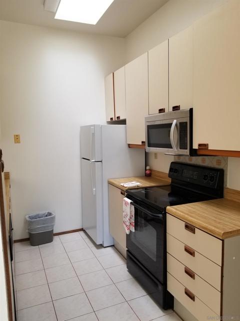 8328 Regents Rd, La Jolla CA: https://media.crmls.org/mediaz/8cef6eba-4fde-437d-b657-b6d104012a44.jpg