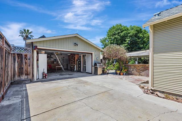 484 E Evelyn Avenue, Sunnyvale CA: https://media.crmls.org/mediaz/8cefc39e-e89c-4c51-bfe8-526d001c55b7.jpg