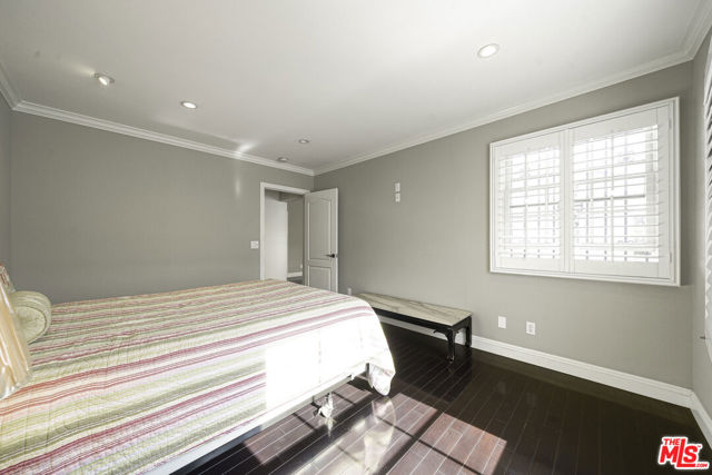 950 S Longwood Avenue, Los Angeles CA: https://media.crmls.org/mediaz/8cf00d19-2310-4667-aa21-9f63d1fd882b.jpg