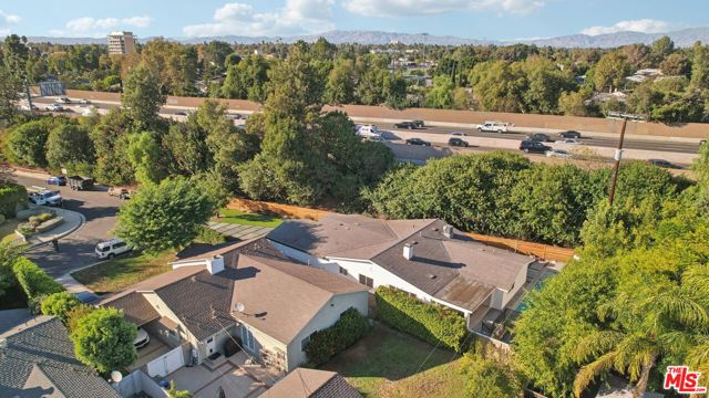 4656 Greenbush Avenue, Sherman Oaks CA: https://media.crmls.org/mediaz/8cf0143d-e73c-4677-a619-c40009dcefdd.jpg