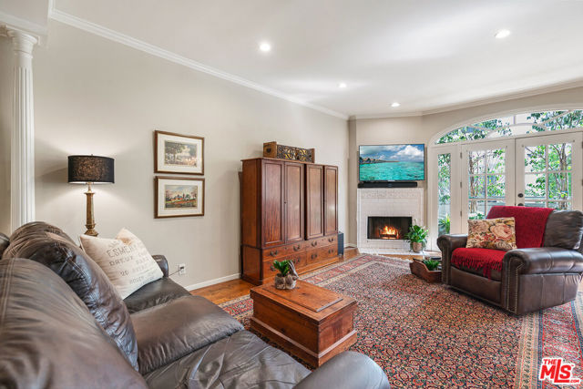 120 N Swall Drive, Los Angeles CA: https://media.crmls.org/mediaz/8cf03c8c-a8f6-48cd-b008-9b3959a3606f.jpg