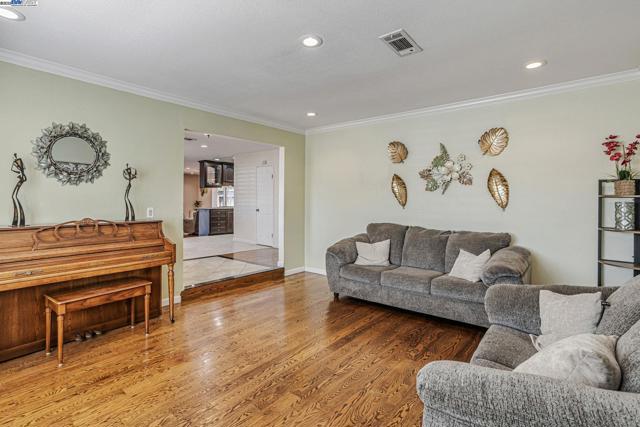 903 Lanewood Dr, San Jose CA: https://media.crmls.org/mediaz/8cf04b3f-ae99-4b05-9473-9dd6b990b721.jpg
