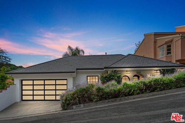 15257 Encanto Drive, Sherman Oaks CA: https://media.crmls.org/mediaz/8cf2e71f-2459-49d8-92f4-b4be93c3f8df.jpg