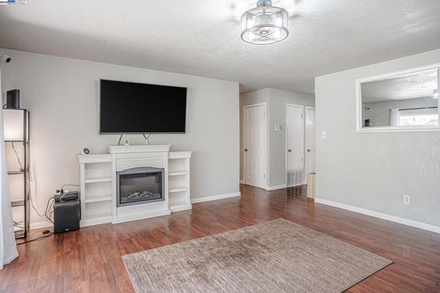 360 Calmace Dr, Dixon CA: https://media.crmls.org/mediaz/8cf2ebf8-3673-4a92-ac6f-791c79f1f7c4.jpg
