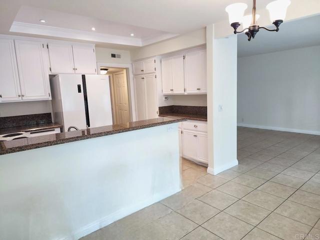 8037 Caminito Mallorca, La Jolla CA: https://media.crmls.org/mediaz/8cf305eb-9f0c-4680-8ff0-ddeb652c690a.jpg