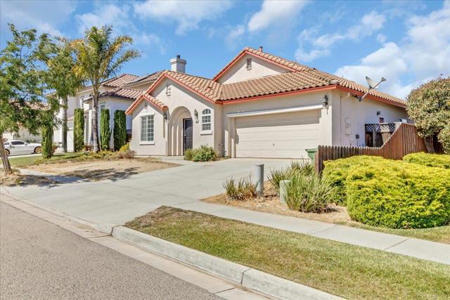 1233 Greenleaf Loop, Greenfield CA: https://media.crmls.org/mediaz/8cf323f5-1c10-4d94-ba7d-d9929984990a.jpg
