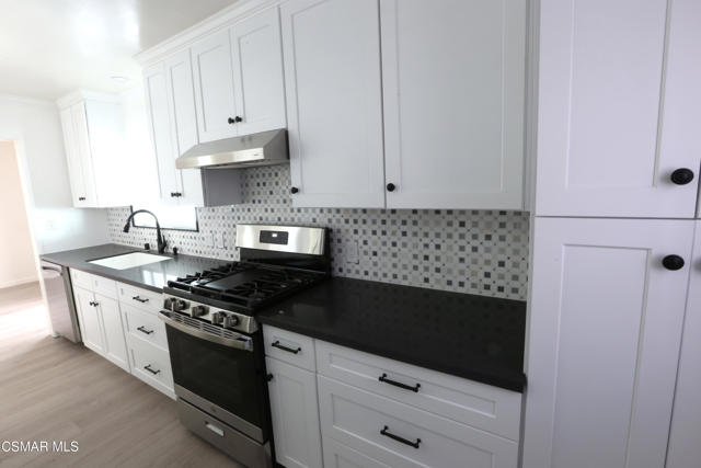 21935 Ybarra Road, Woodland Hills CA: https://media.crmls.org/mediaz/8cf4dd13-4a25-4fe8-872d-0142b857b932.jpg