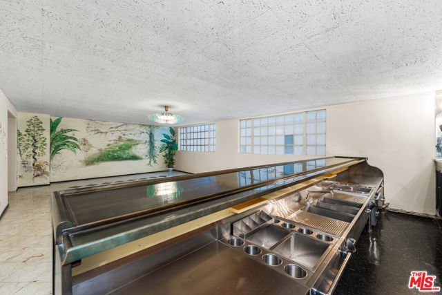 191 S Hudson Avenue, Los Angeles CA: https://media.crmls.org/mediaz/8cf55d3c-0b5e-4b23-b9f7-f73d26b13fb2.jpg