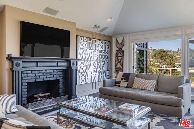 1612 Gilcrest Drive, Beverly Hills CA: https://media.crmls.org/mediaz/8cf582fc-97f9-4789-9fba-1c33966d936a.jpg
