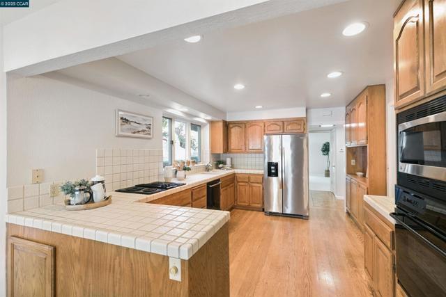 2646 Roundhill Dr, Alamo CA: https://media.crmls.org/mediaz/8cf5bfbb-44f8-4a04-a0f7-7326b4c7b6ba.jpg