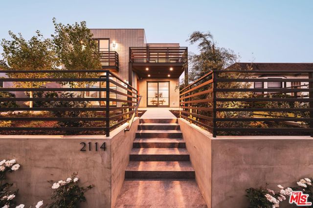 2114 Pier Avenue, Santa Monica CA: https://media.crmls.org/mediaz/8cf5efc1-b2cb-4f45-896e-3ba2540fa2d8.jpg