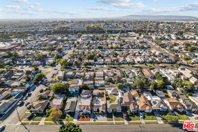 618 W 111th Place, Los Angeles CA: https://media.crmls.org/mediaz/8cf77861-bc7e-434f-a388-152bcf5e2377.jpg