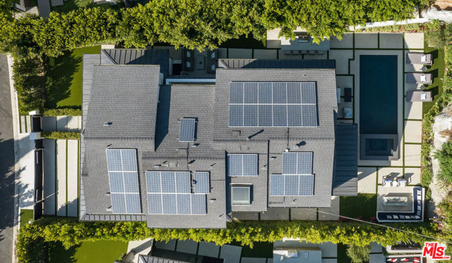 1534 N Beverly Drive, Beverly Hills CA: https://media.crmls.org/mediaz/8cf86720-3c89-4fdc-96d2-eb9741d6e650.jpg
