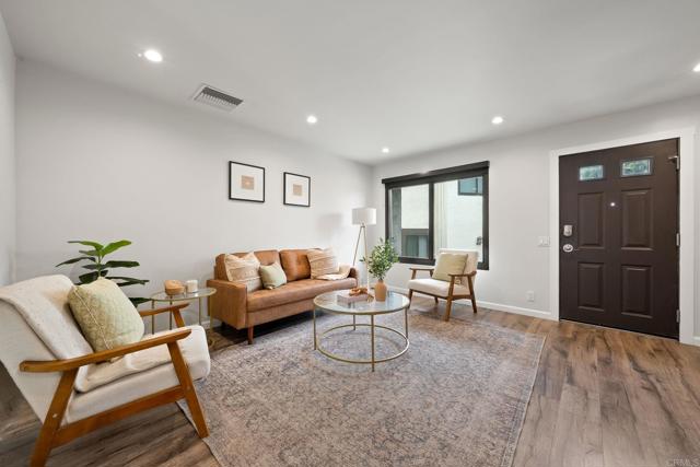 2282 Caminito Pescado, San Diego CA: https://media.crmls.org/mediaz/8cf8870d-3670-444d-810a-1326ef40a96c.jpg