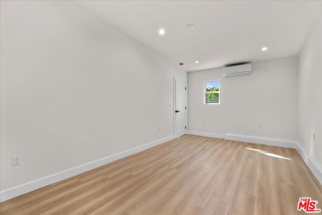 8644 Venice Boulevard, Los Angeles CA: https://media.crmls.org/mediaz/8cf8ab61-bcf1-424b-94c9-4b071a980747.jpg