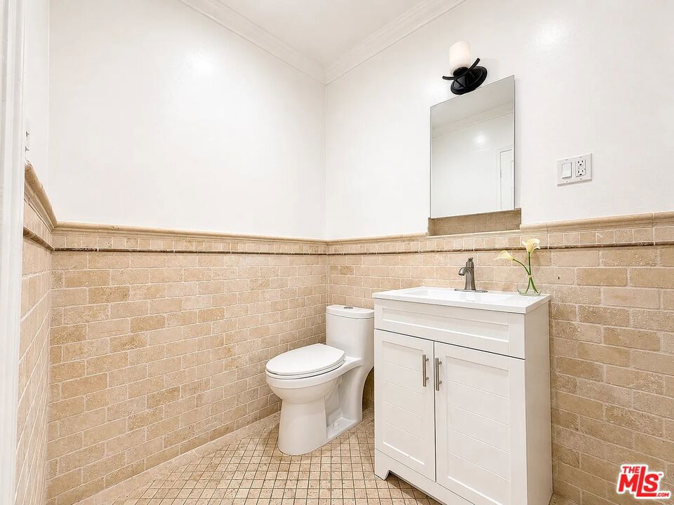 https://media.crmls.org/mediaz/8cf8b4f4-51e4-44d5-a51e-22bc927b5bd1.jpg?preset=X-Large