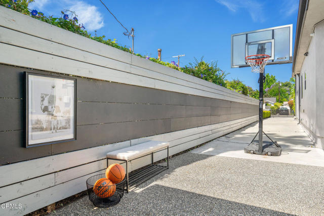 5622 Natick Avenue, Sherman Oaks CA: https://media.crmls.org/mediaz/8cf8ee1d-65e7-4839-8a38-79fe26db9366.jpg