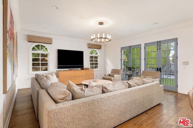 327 22nd Street, Santa Monica CA: https://media.crmls.org/mediaz/8cf988d1-4628-4887-a6cf-5d7c79560f69.jpg