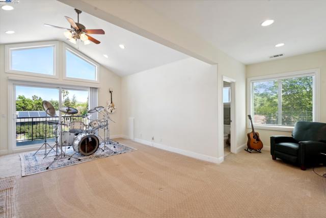 367 Mt Washington Way, Clayton CA: https://media.crmls.org/mediaz/8cfab368-e0e4-4ebf-93bf-3dda53918692.jpg