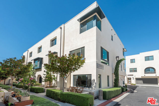 2931 Exposition Place, Los Angeles, California 90018, 3 Bedrooms Bedrooms, ,3 BathroomsBathrooms,Townhouse,For Sale,Exposition,24429551