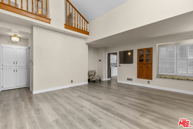 5317 Angeles Vista Boulevard, View Park CA: https://media.crmls.org/mediaz/8cfc6496-dec4-47c0-93d1-d7199552c6bb.jpg