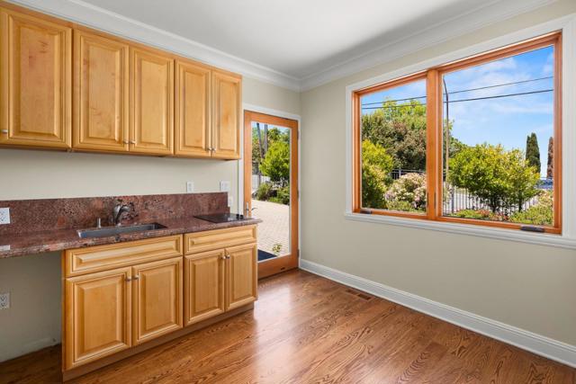 436 Summit Drive, Redwood City CA: https://media.crmls.org/mediaz/8cfc7de5-4a5f-4fe8-988f-f7106b2e099e.jpg