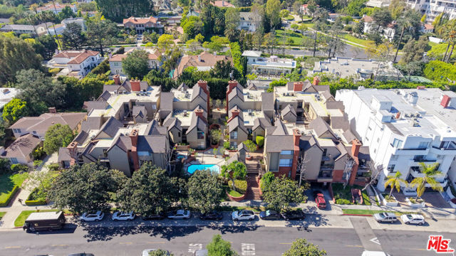 835 S Lucerne Boulevard, Los Angeles CA: https://media.crmls.org/mediaz/8cfda876-44d0-418e-bad2-2b8bb37d1b17.jpg