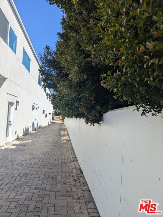 6044 La Prada Street, Los Angeles CA: https://media.crmls.org/mediaz/8cfdae42-a0d8-432a-959d-79ca31ff444a.jpg