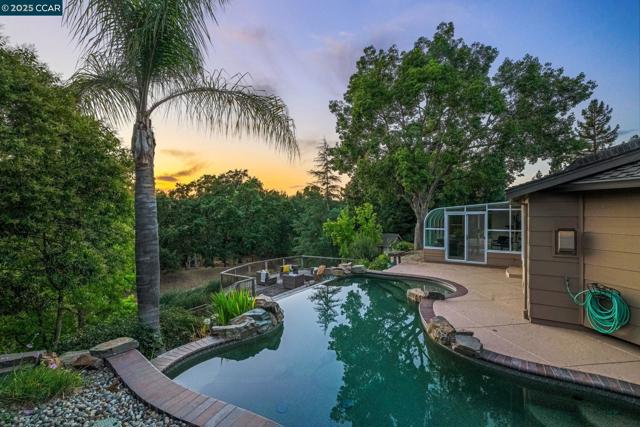 34 Willowview Ct, Danville CA: https://media.crmls.org/mediaz/8d0029c4-fe44-47d6-8e1b-74c317aa503c.jpg
