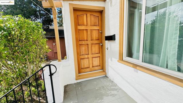 840 Key Route Blvd, Albany CA: https://media.crmls.org/mediaz/8d02c7b1-755c-4b57-b904-49182b673a41.jpg